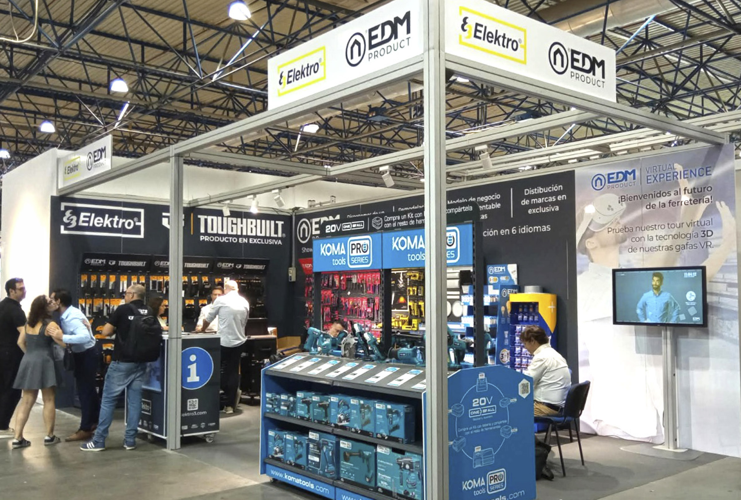 Nuestro equipo atendiendo a los visitantes en la zona de exposición de Koma Tools, ToughBuilt y EDM.