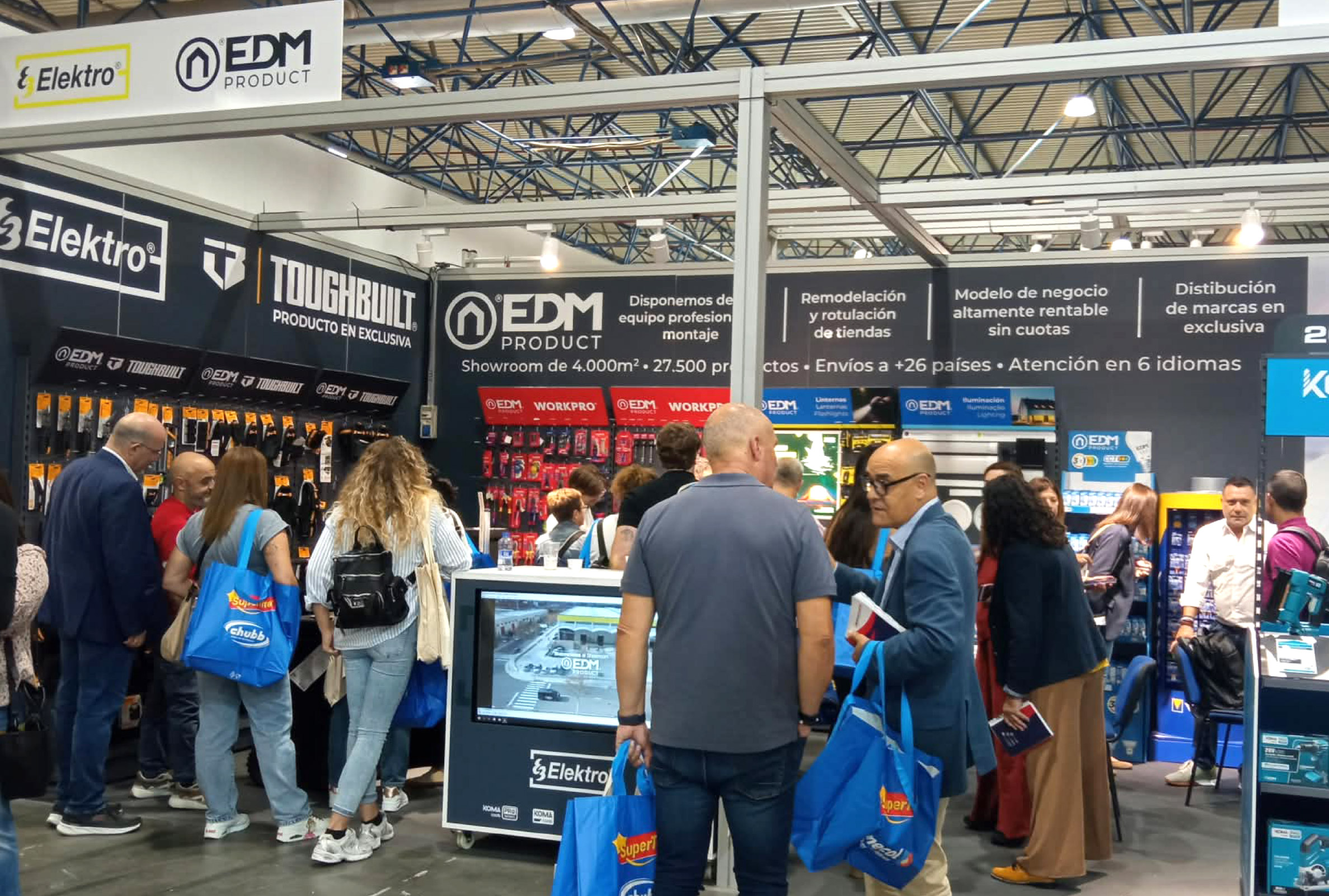Gran afluencia de profesionales y clientes atendidos por nuestro equipo comercial en el estand de Elektro3 - EDM.
